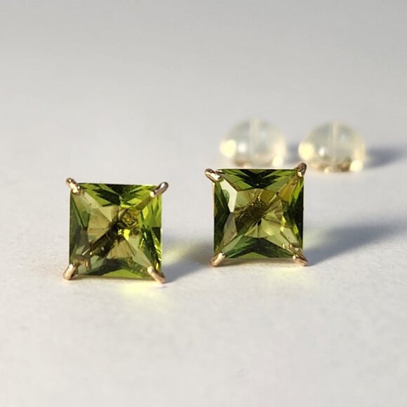 NIB VTG 10K Solid Gold Natural Olive Peridot Princess 0.75cts Stud Earrings - Picture 4 of 13